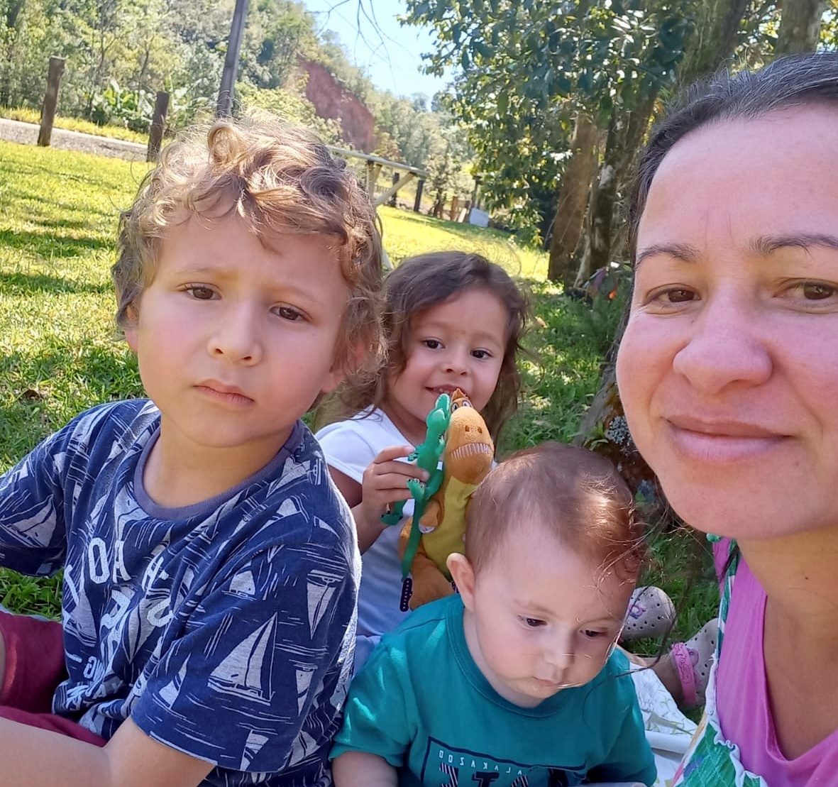 Mãe de três filhos, incluindo uma criança autista, precisa de ajuda urgente para cirurgia na coluna 1 Mãe de três filhos, incluindo uma criança autista, precisa de ajuda urgente para cirurgia na coluna