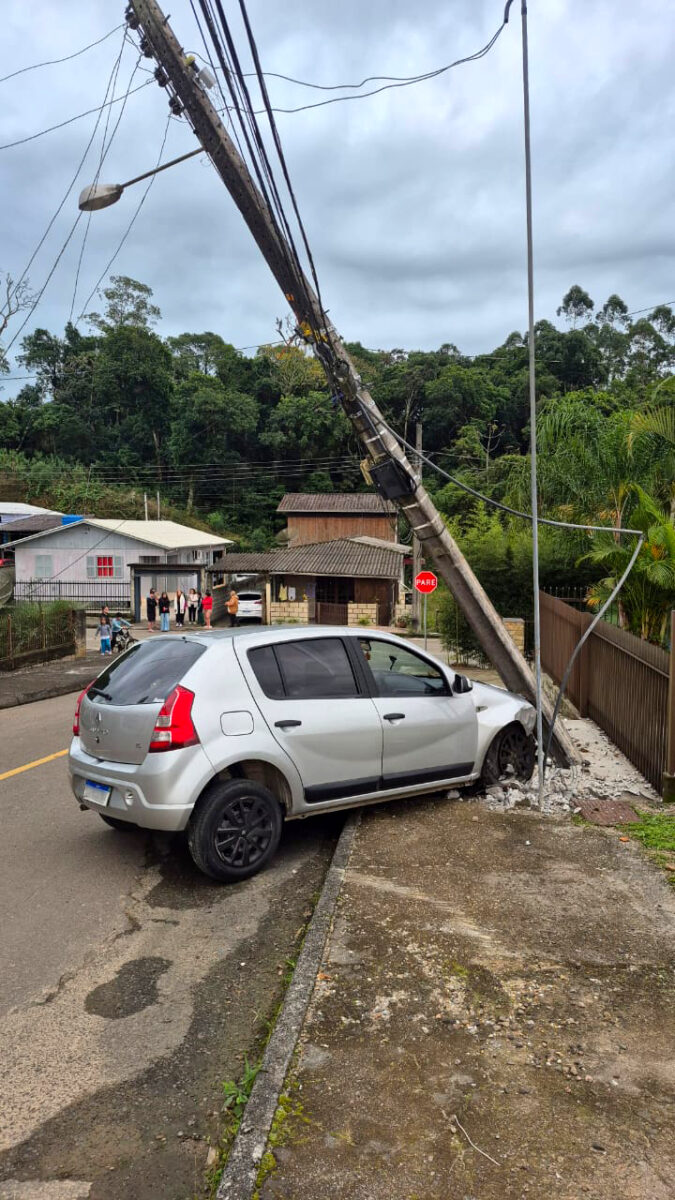 Condutor perde controle de veículo e colide em poste no bairro Bortolotto, em Nova Veneza 2 Condutor perde controle de veículo e colide em poste no bairro Bortolotto, em Nova Veneza
