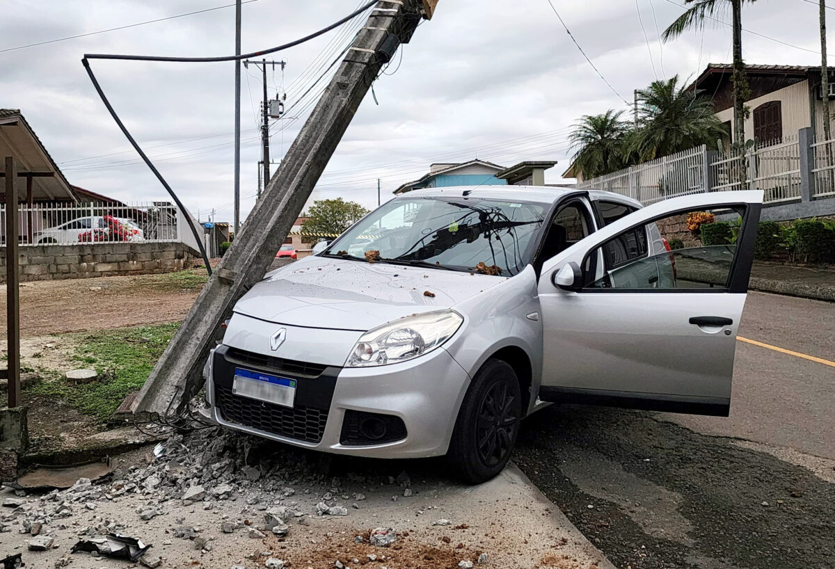 Condutor perde controle de veículo e colide em poste no bairro Bortolotto, em Nova Veneza 1 Condutor perde controle de veículo e colide em poste no bairro Bortolotto, em Nova Veneza