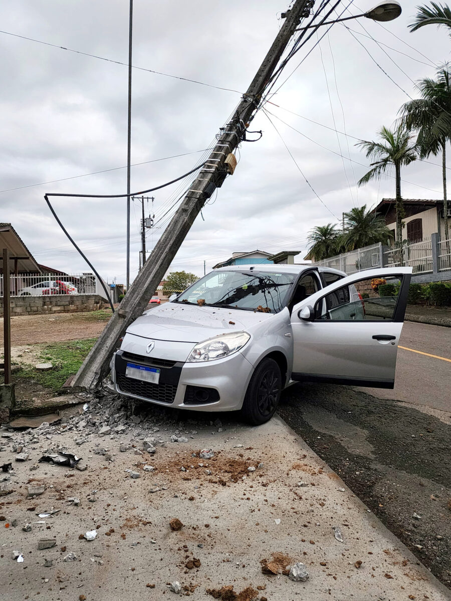 Condutor perde controle de veículo e colide em poste no bairro Bortolotto, em Nova Veneza 4 Condutor perde controle de veículo e colide em poste no bairro Bortolotto, em Nova Veneza