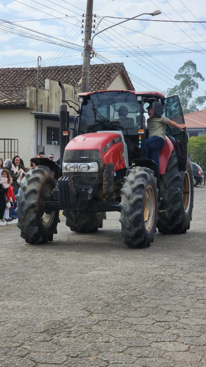 Quase 300 tratores participam do tradicional desfile de máquinas agrícolas em Nova Veneza 7 Quase 300 tratores participam do tradicional desfile de máquinas agrícolas em Nova Veneza