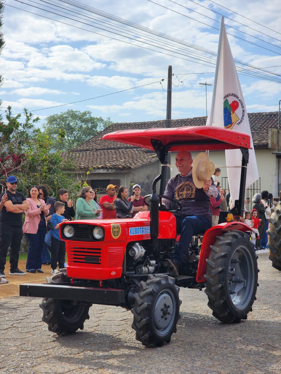 Quase 300 tratores participam do tradicional desfile de máquinas agrícolas em Nova Veneza 9 Quase 300 tratores participam do tradicional desfile de máquinas agrícolas em Nova Veneza