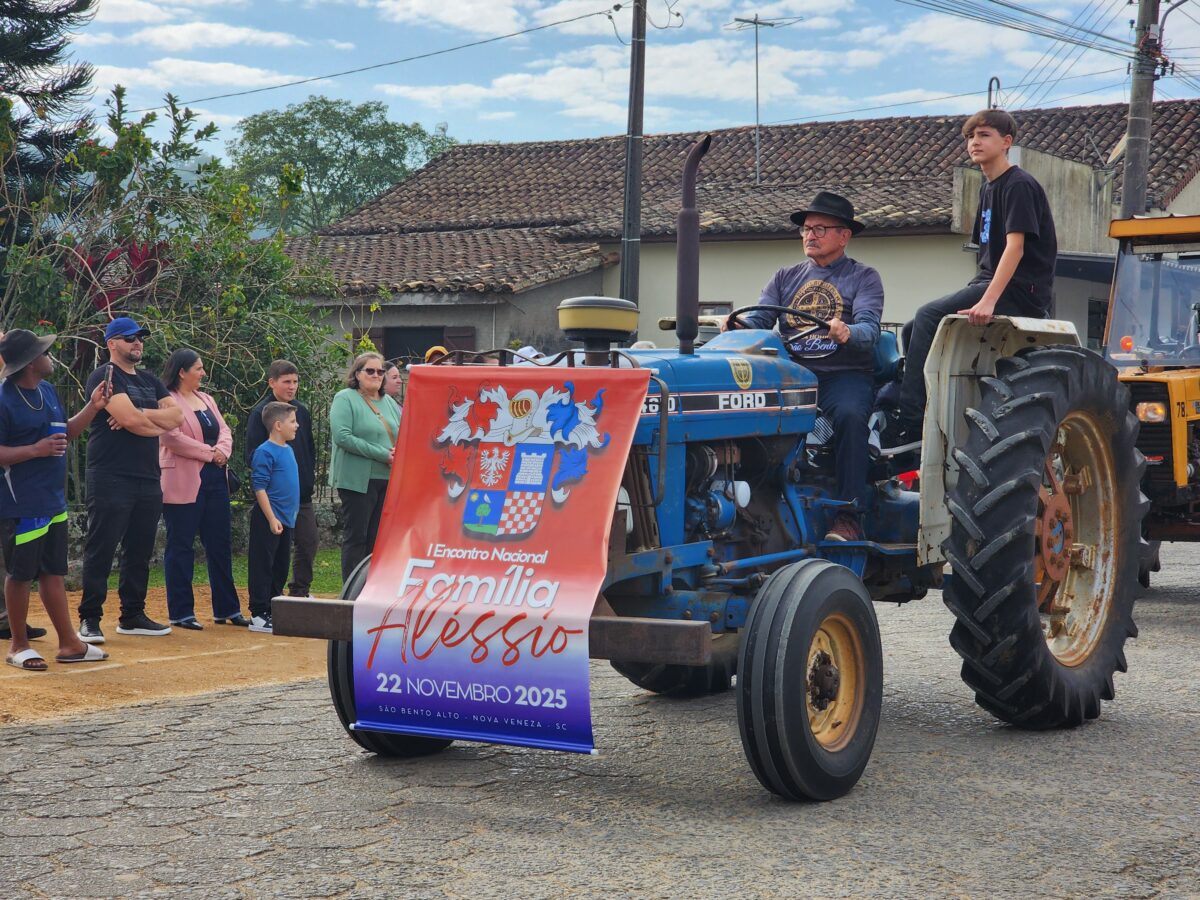 Quase 300 tratores participam do tradicional desfile de máquinas agrícolas em Nova Veneza 11 Quase 300 tratores participam do tradicional desfile de máquinas agrícolas em Nova Veneza