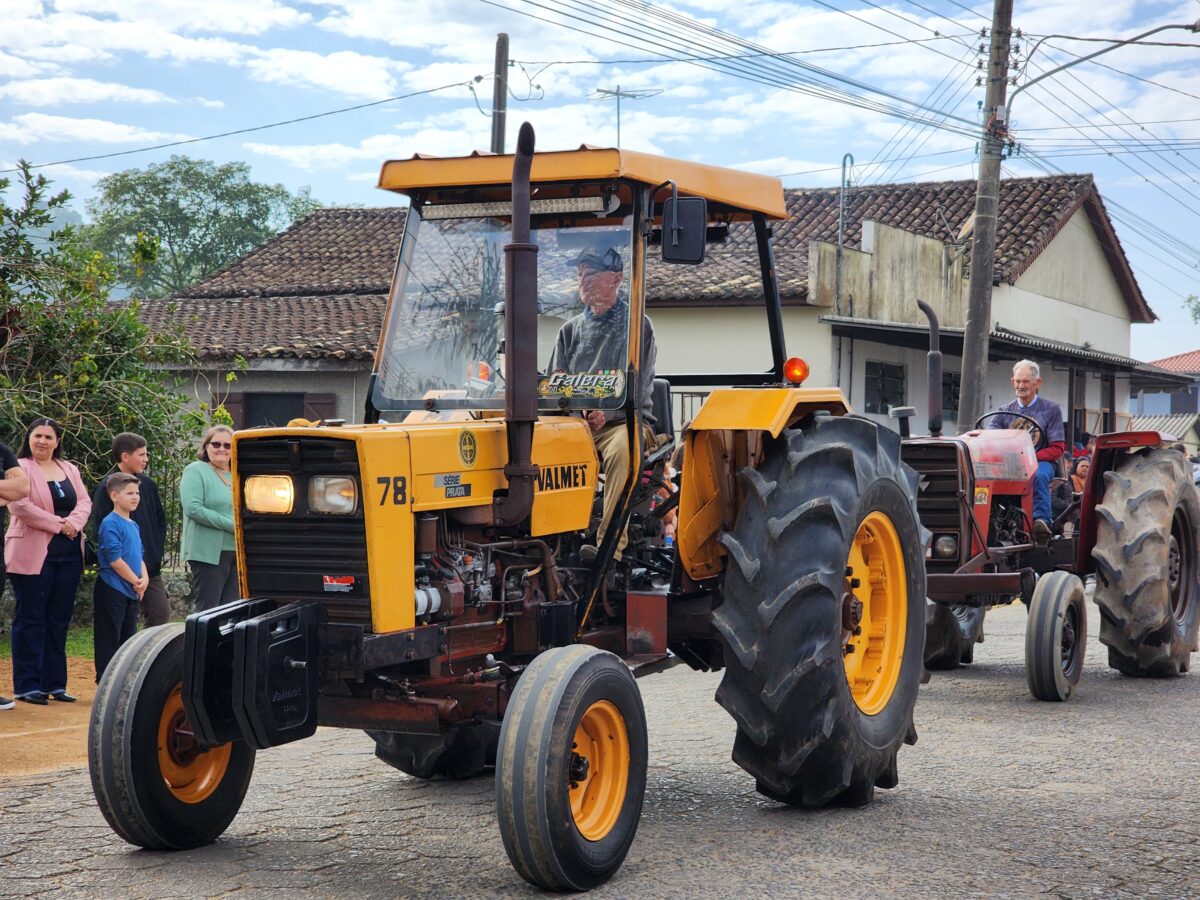 Quase 300 tratores participam do tradicional desfile de máquinas agrícolas em Nova Veneza 12 Quase 300 tratores participam do tradicional desfile de máquinas agrícolas em Nova Veneza