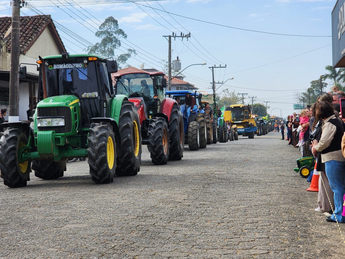 Quase 300 tratores participam do tradicional desfile de máquinas agrícolas em Nova Veneza 13 Quase 300 tratores participam do tradicional desfile de máquinas agrícolas em Nova Veneza