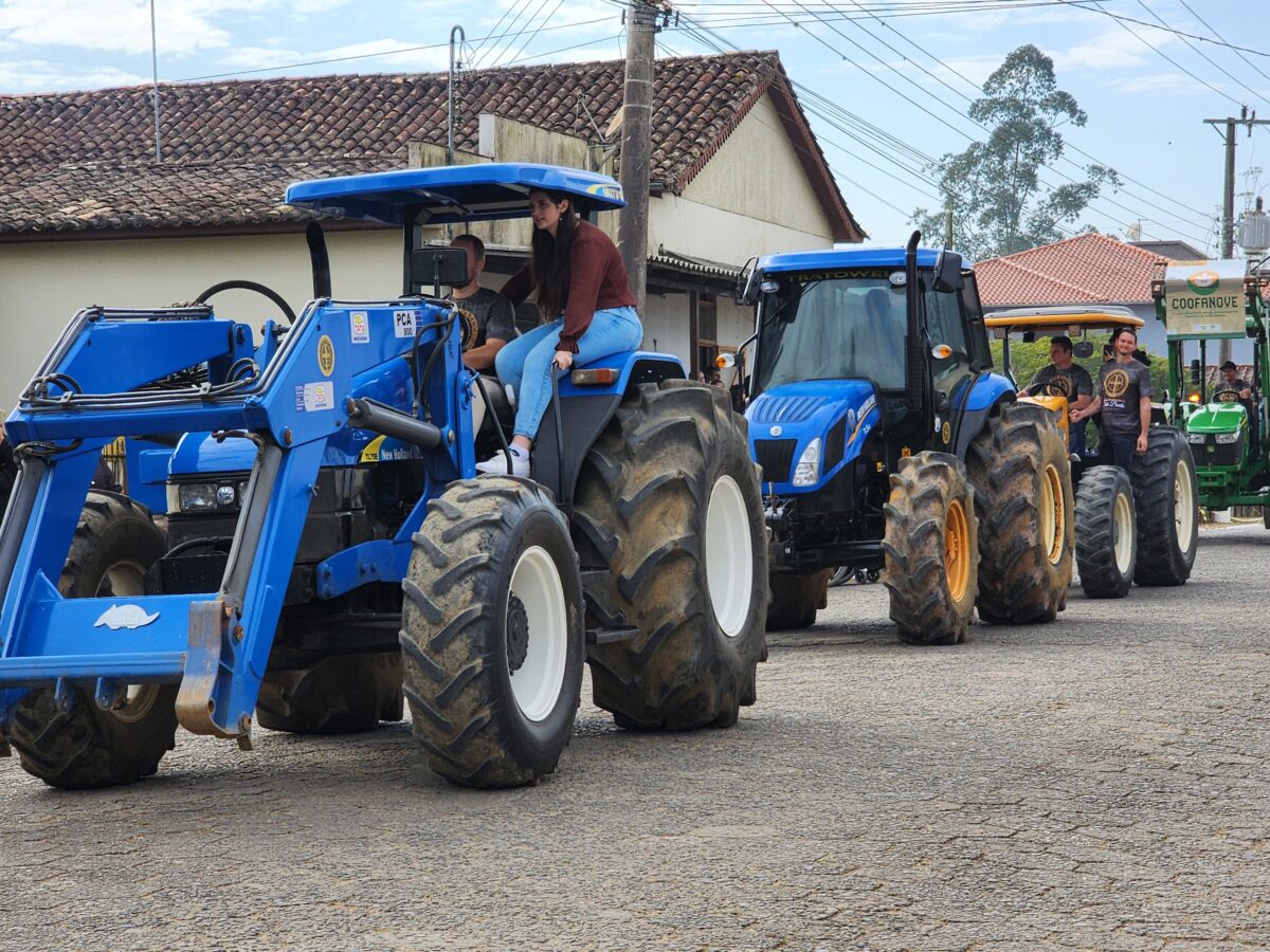 Quase 300 tratores participam do tradicional desfile de máquinas agrícolas em Nova Veneza 15 Quase 300 tratores participam do tradicional desfile de máquinas agrícolas em Nova Veneza