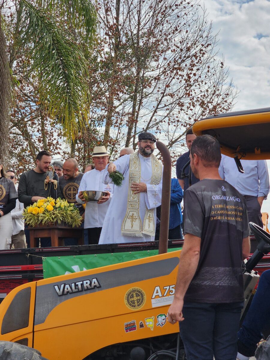 Quase 300 tratores participam do tradicional desfile de máquinas agrícolas em Nova Veneza 16 Quase 300 tratores participam do tradicional desfile de máquinas agrícolas em Nova Veneza