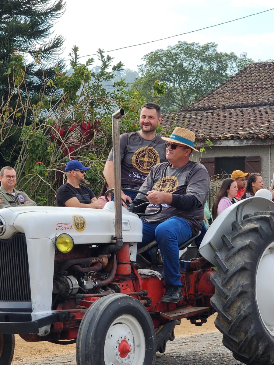 Quase 300 tratores participam do tradicional desfile de máquinas agrícolas em Nova Veneza 17 Quase 300 tratores participam do tradicional desfile de máquinas agrícolas em Nova Veneza