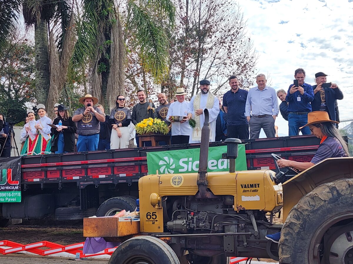 Quase 300 tratores participam do tradicional desfile de máquinas agrícolas em Nova Veneza 18 Quase 300 tratores participam do tradicional desfile de máquinas agrícolas em Nova Veneza