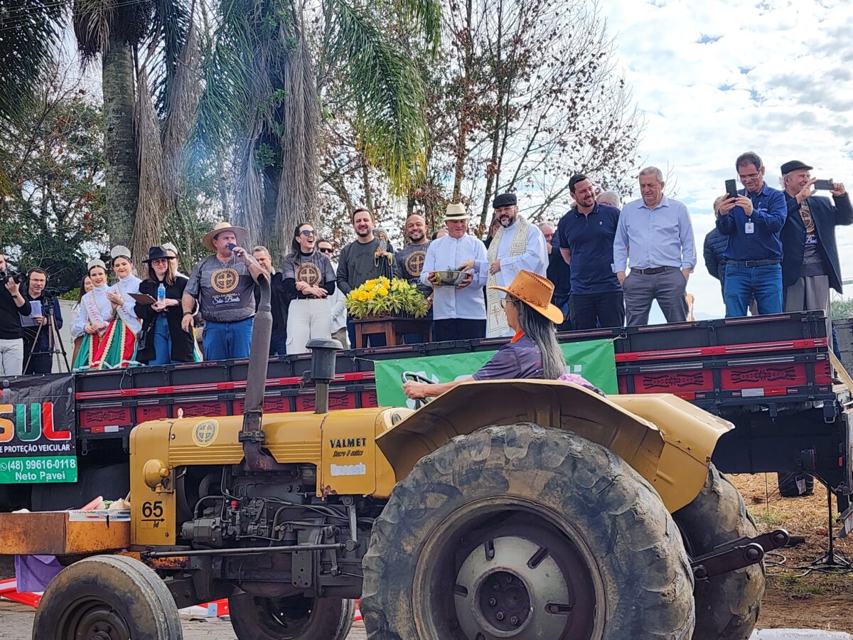 Quase 300 tratores participam do tradicional desfile de máquinas agrícolas em Nova Veneza 19 Quase 300 tratores participam do tradicional desfile de máquinas agrícolas em Nova Veneza