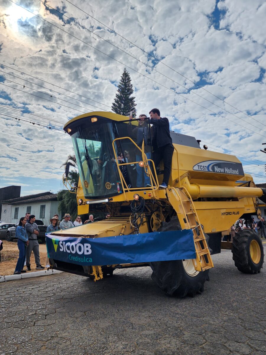 Quase 300 tratores participam do tradicional desfile de máquinas agrícolas em Nova Veneza 20 Quase 300 tratores participam do tradicional desfile de máquinas agrícolas em Nova Veneza