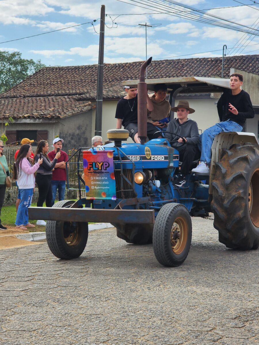 Quase 300 tratores participam do tradicional desfile de máquinas agrícolas em Nova Veneza 21 Quase 300 tratores participam do tradicional desfile de máquinas agrícolas em Nova Veneza