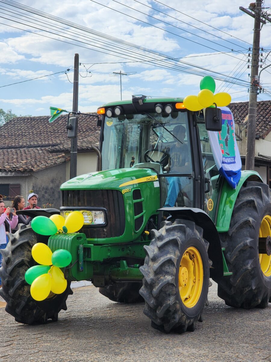 Quase 300 tratores participam do tradicional desfile de máquinas agrícolas em Nova Veneza 22 Quase 300 tratores participam do tradicional desfile de máquinas agrícolas em Nova Veneza