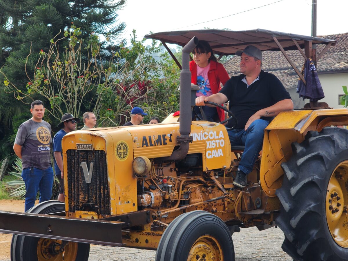 Quase 300 tratores participam do tradicional desfile de máquinas agrícolas em Nova Veneza 25 Quase 300 tratores participam do tradicional desfile de máquinas agrícolas em Nova Veneza