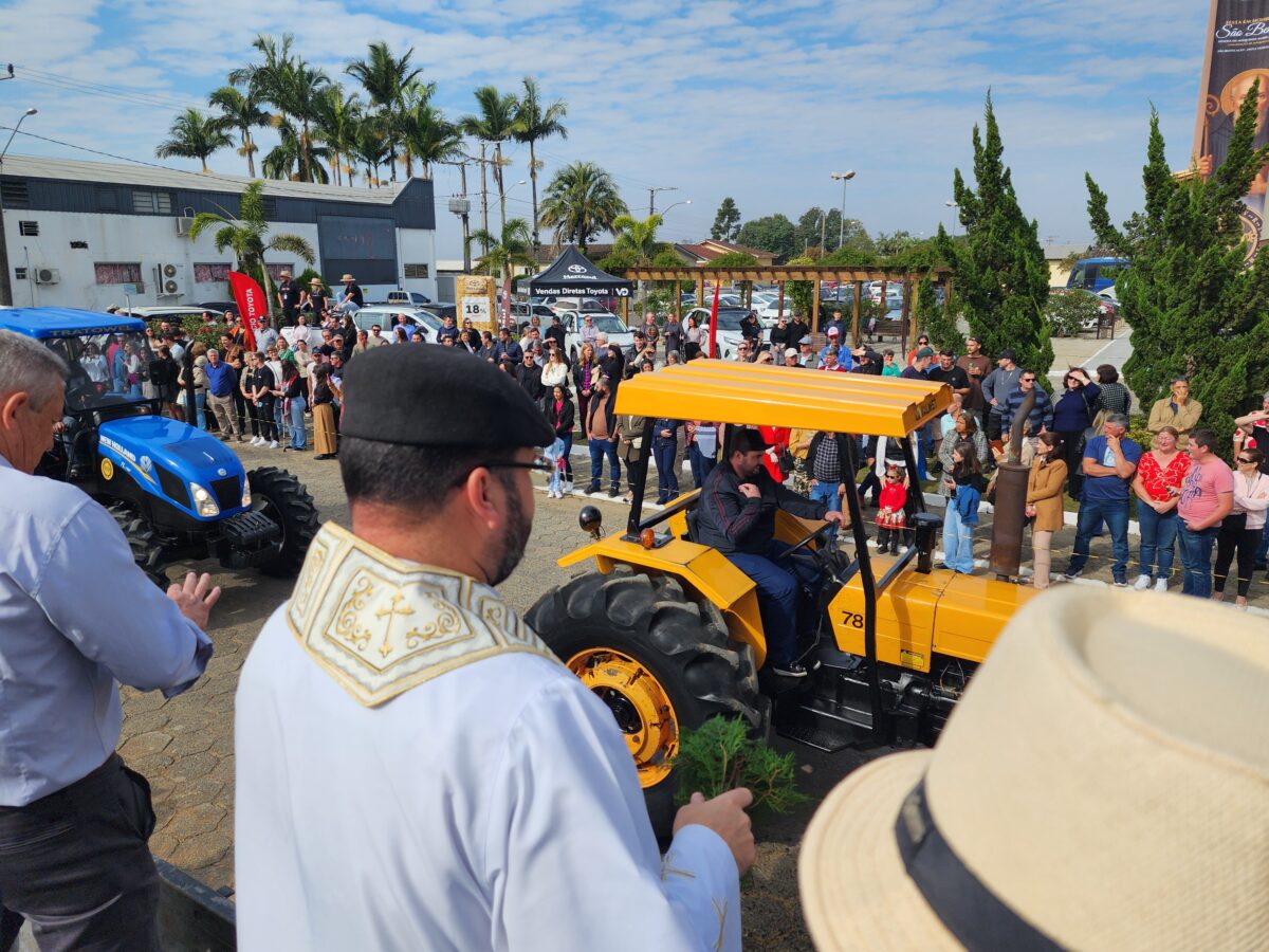Quase 300 tratores participam do tradicional desfile de máquinas agrícolas em Nova Veneza 29 Quase 300 tratores participam do tradicional desfile de máquinas agrícolas em Nova Veneza