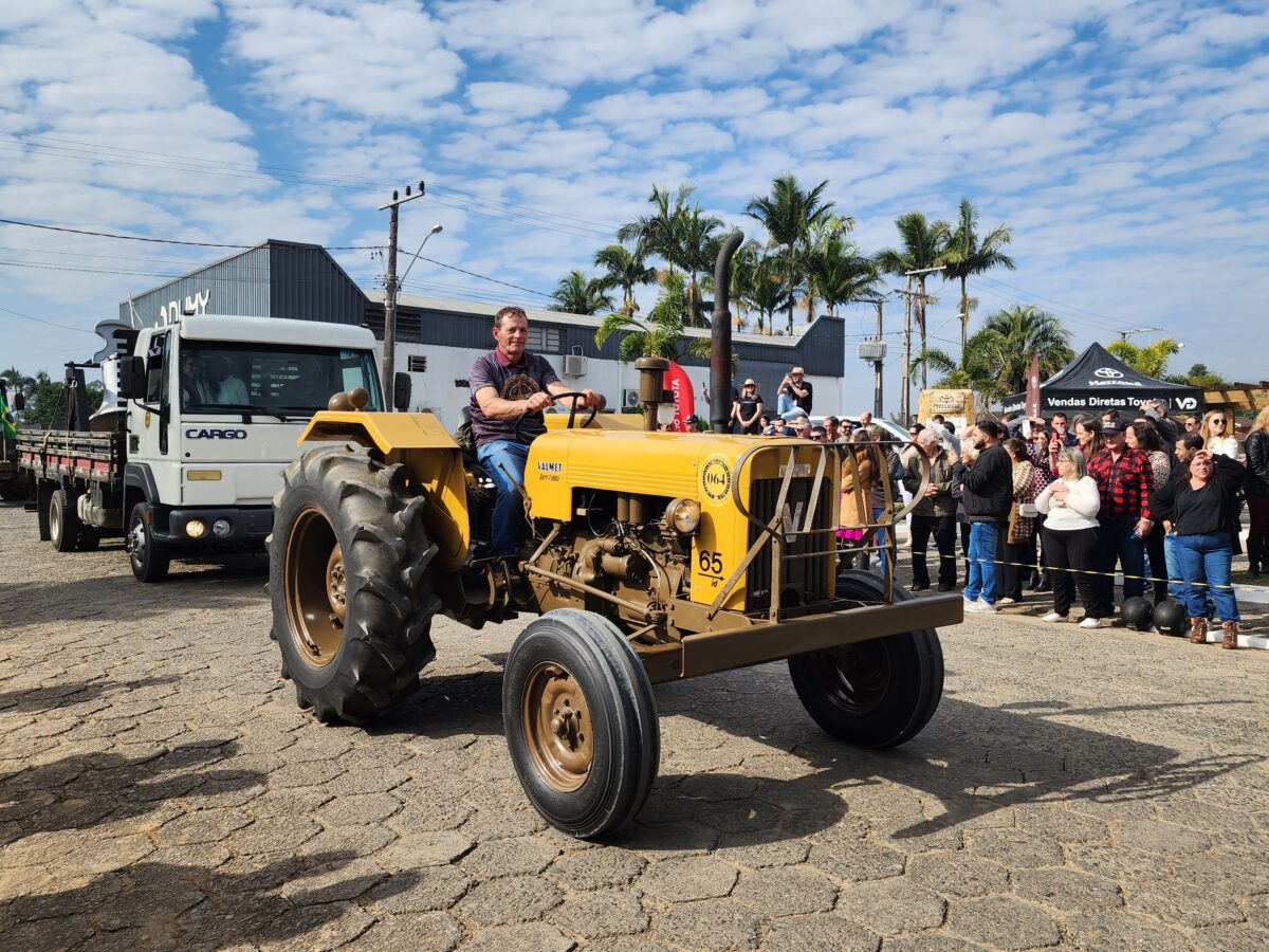 Quase 300 tratores participam do tradicional desfile de máquinas agrícolas em Nova Veneza 30 Quase 300 tratores participam do tradicional desfile de máquinas agrícolas em Nova Veneza