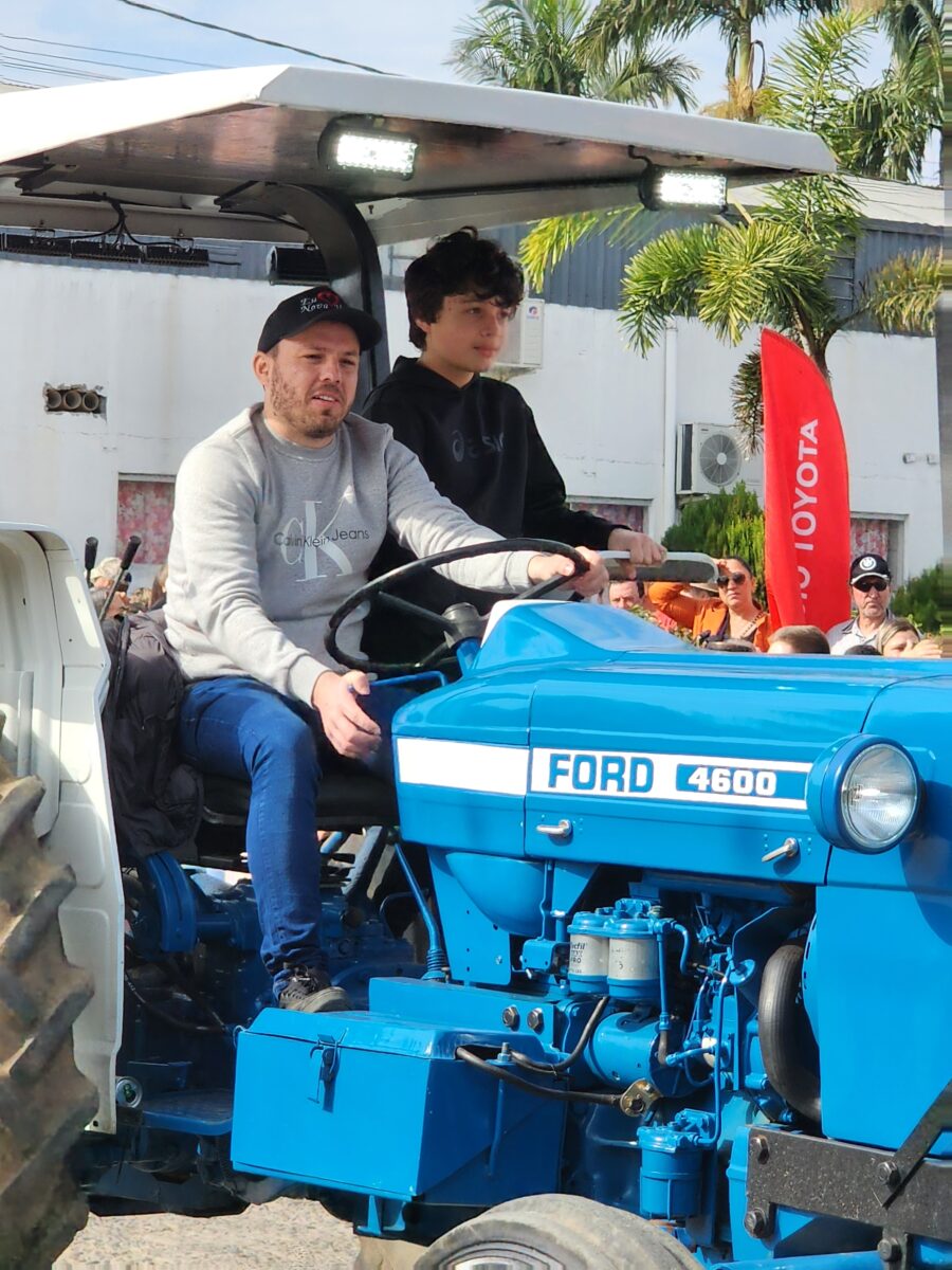 Quase 300 tratores participam do tradicional desfile de máquinas agrícolas em Nova Veneza 41 Quase 300 tratores participam do tradicional desfile de máquinas agrícolas em Nova Veneza