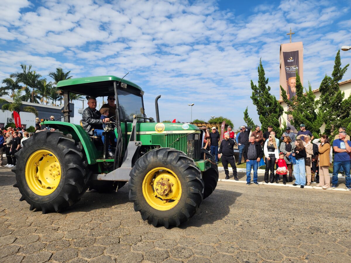 Quase 300 tratores participam do tradicional desfile de máquinas agrícolas em Nova Veneza 45 Quase 300 tratores participam do tradicional desfile de máquinas agrícolas em Nova Veneza
