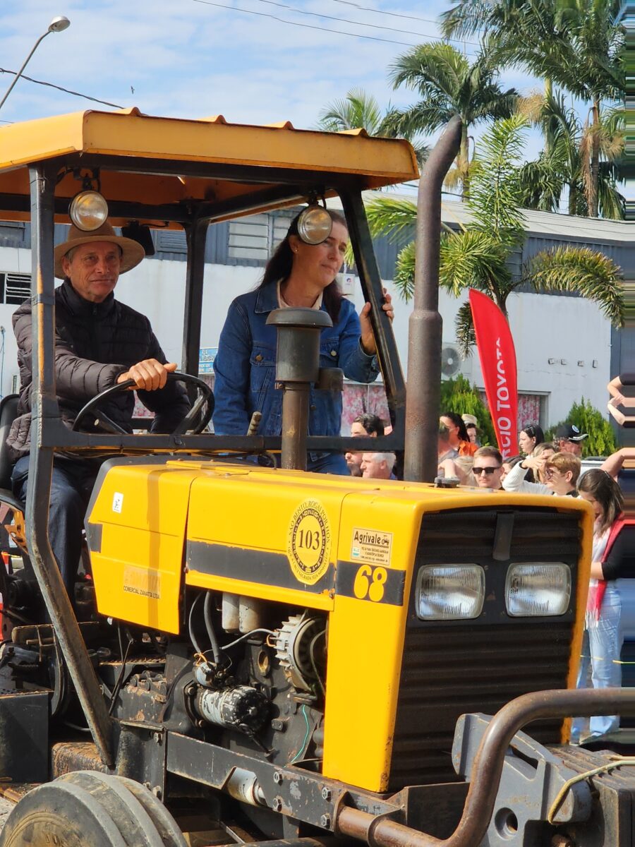Quase 300 tratores participam do tradicional desfile de máquinas agrícolas em Nova Veneza 49 Quase 300 tratores participam do tradicional desfile de máquinas agrícolas em Nova Veneza