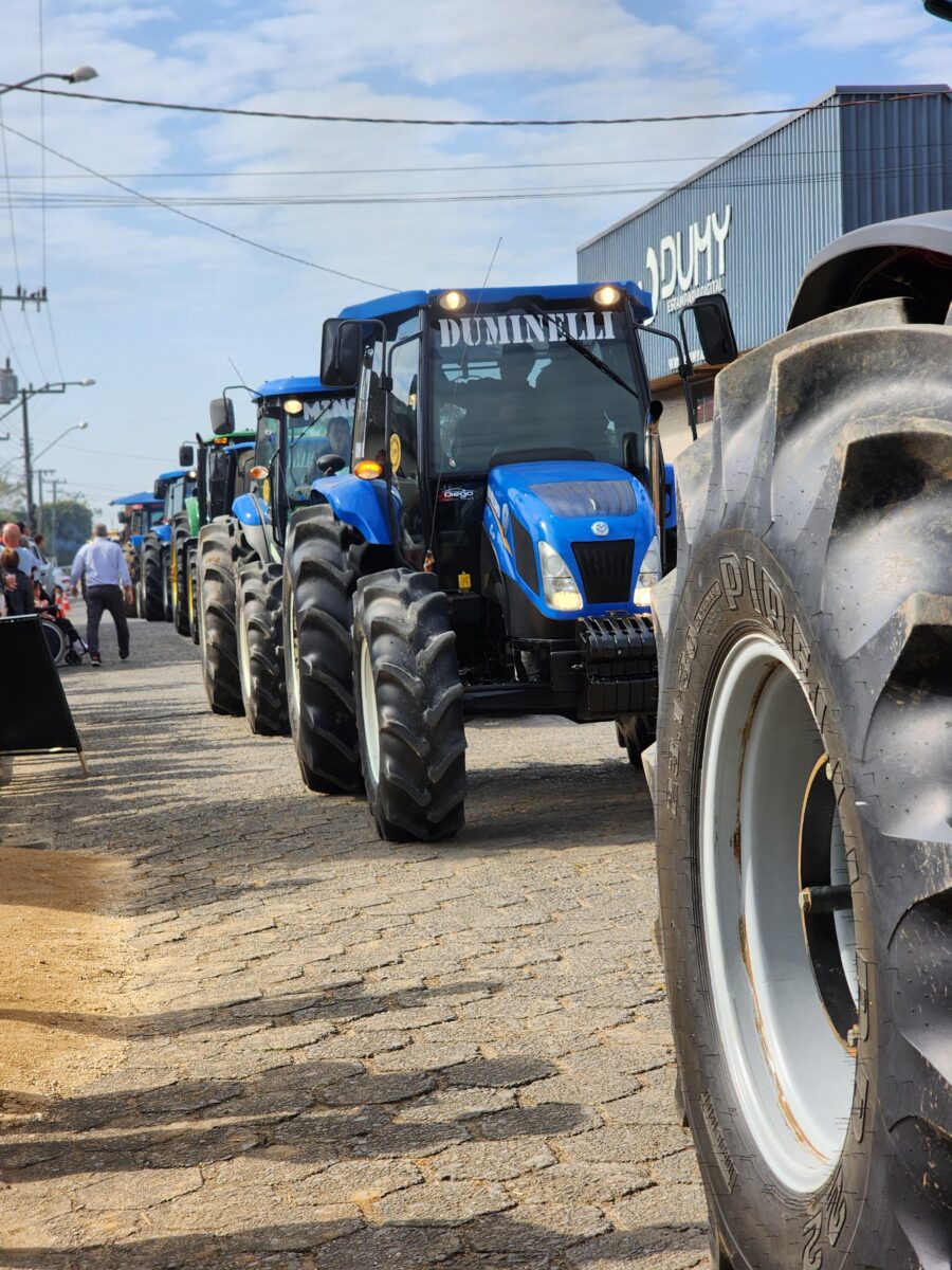 Quase 300 tratores participam do tradicional desfile de máquinas agrícolas em Nova Veneza 50 Quase 300 tratores participam do tradicional desfile de máquinas agrícolas em Nova Veneza