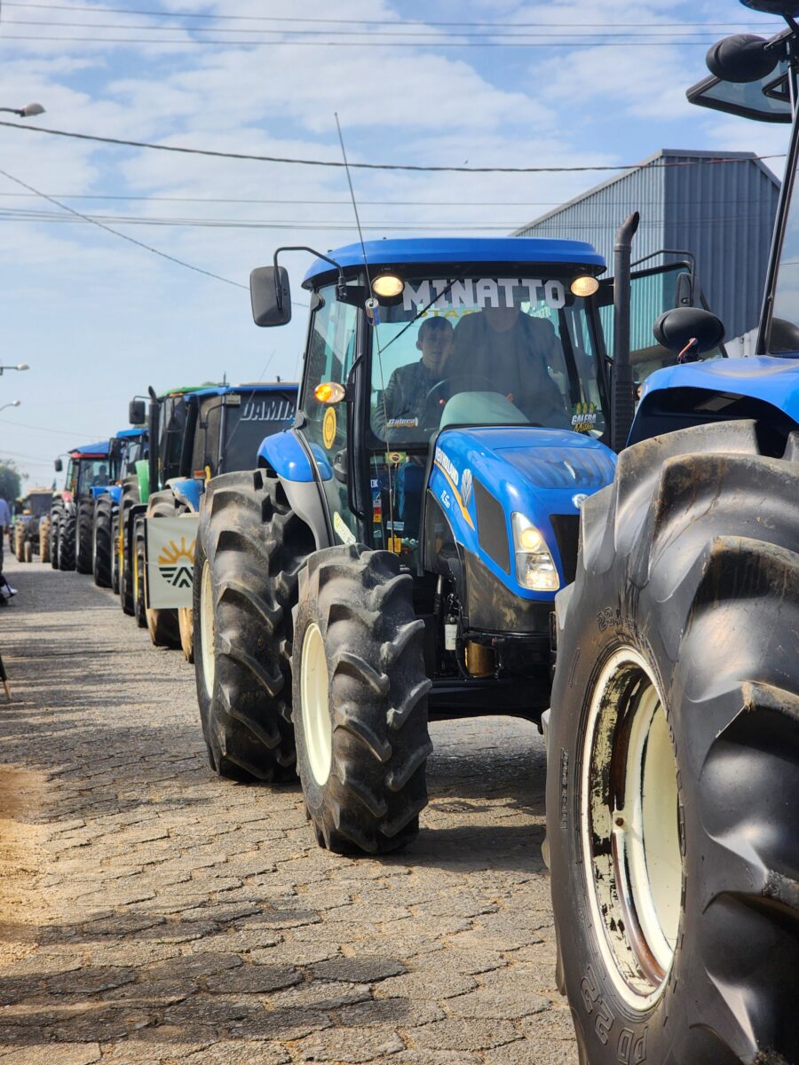 Quase 300 tratores participam do tradicional desfile de máquinas agrícolas em Nova Veneza 51 Quase 300 tratores participam do tradicional desfile de máquinas agrícolas em Nova Veneza