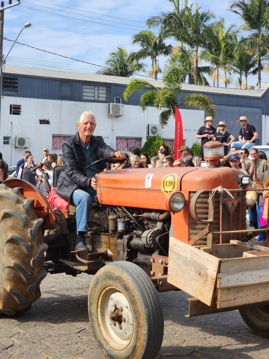 Quase 300 tratores participam do tradicional desfile de máquinas agrícolas em Nova Veneza 57 Quase 300 tratores participam do tradicional desfile de máquinas agrícolas em Nova Veneza