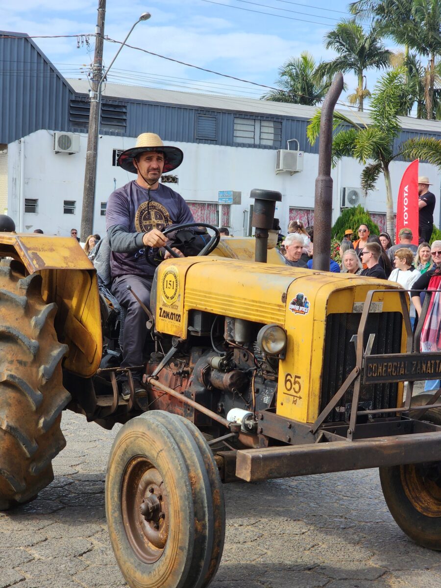 Quase 300 tratores participam do tradicional desfile de máquinas agrícolas em Nova Veneza 61 Quase 300 tratores participam do tradicional desfile de máquinas agrícolas em Nova Veneza