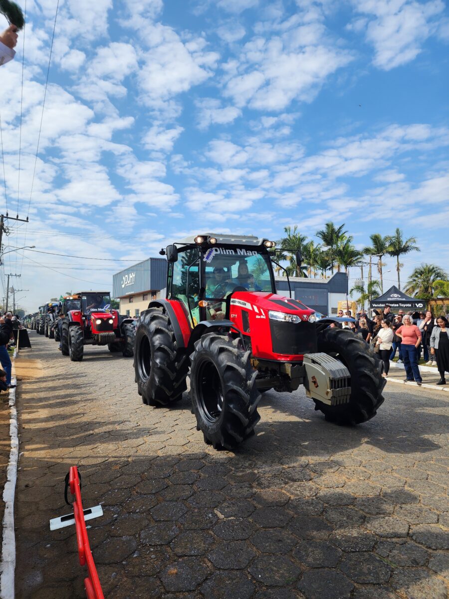 Quase 300 tratores participam do tradicional desfile de máquinas agrícolas em Nova Veneza 65 Quase 300 tratores participam do tradicional desfile de máquinas agrícolas em Nova Veneza