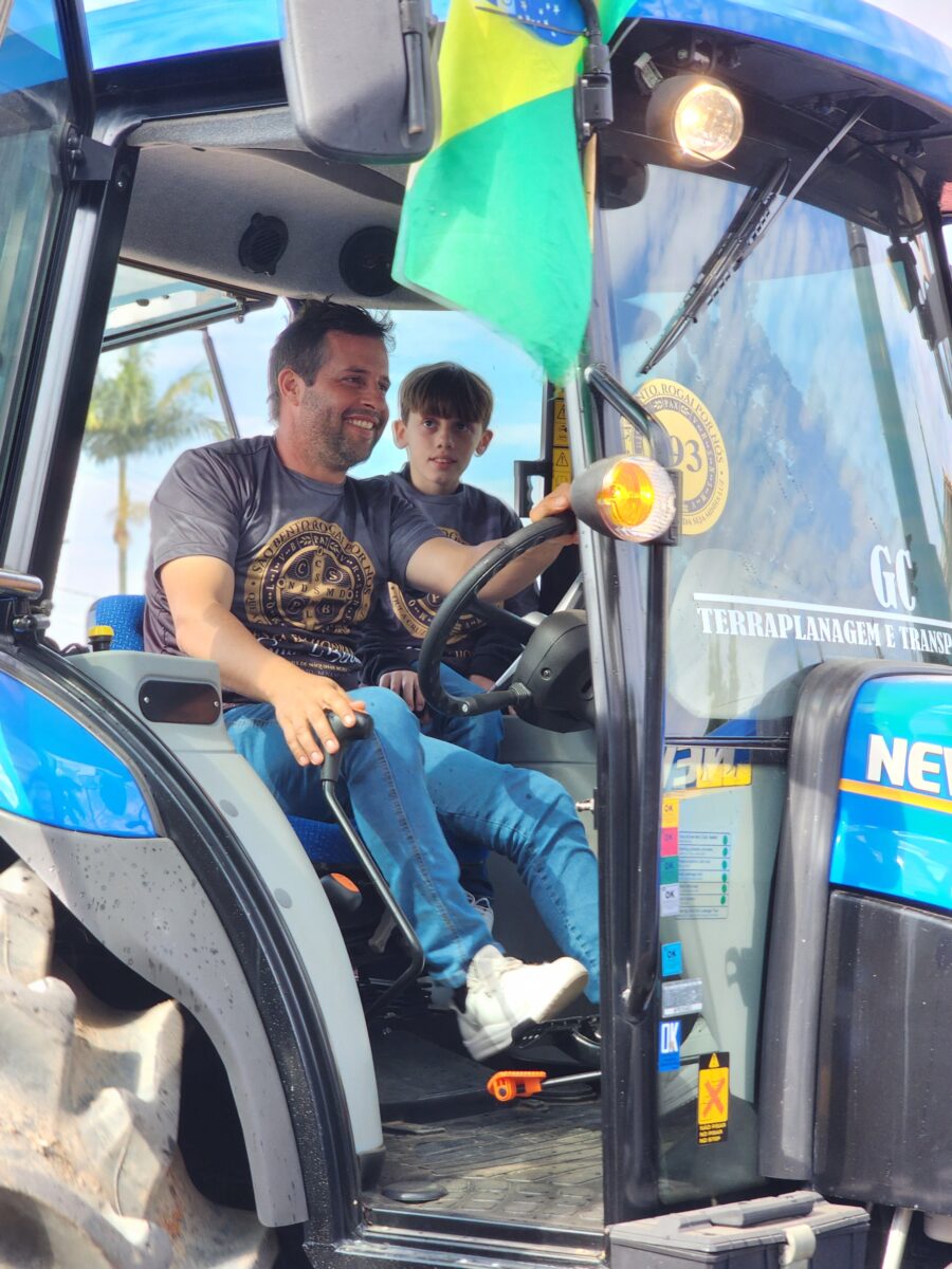 Quase 300 tratores participam do tradicional desfile de máquinas agrícolas em Nova Veneza 75 Quase 300 tratores participam do tradicional desfile de máquinas agrícolas em Nova Veneza