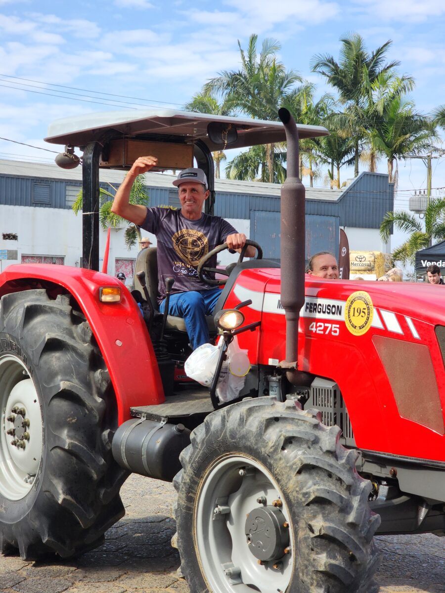 Quase 300 tratores participam do tradicional desfile de máquinas agrícolas em Nova Veneza 76 Quase 300 tratores participam do tradicional desfile de máquinas agrícolas em Nova Veneza