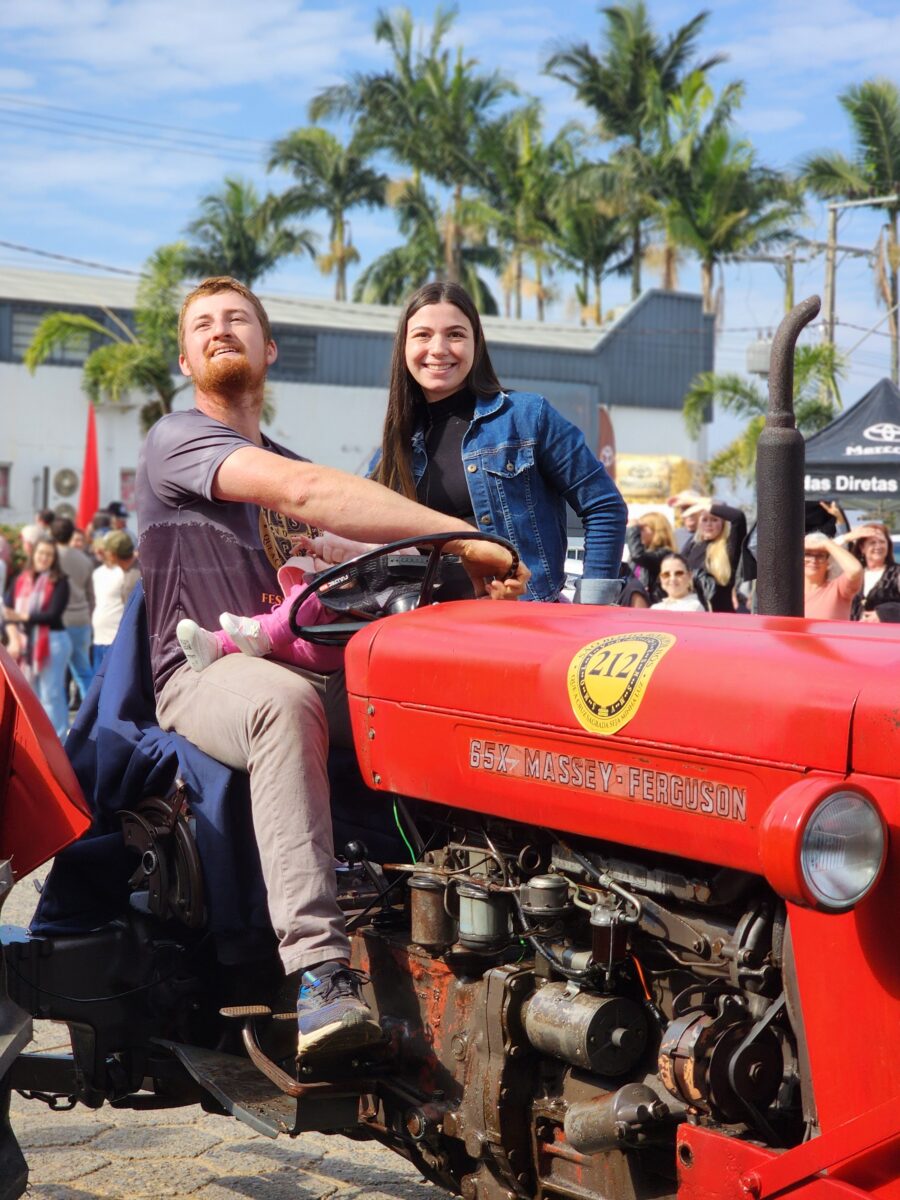 Quase 300 tratores participam do tradicional desfile de máquinas agrícolas em Nova Veneza 90 Quase 300 tratores participam do tradicional desfile de máquinas agrícolas em Nova Veneza