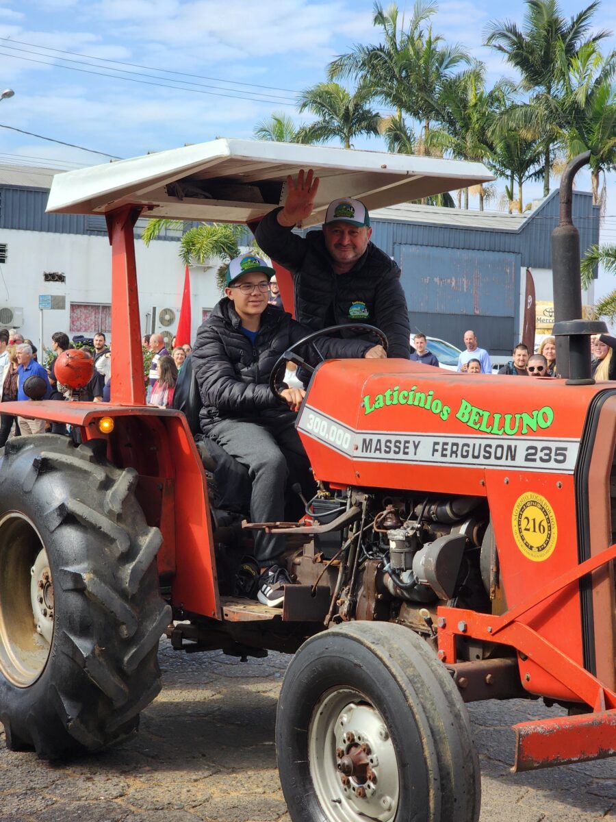 Quase 300 tratores participam do tradicional desfile de máquinas agrícolas em Nova Veneza 93 Quase 300 tratores participam do tradicional desfile de máquinas agrícolas em Nova Veneza
