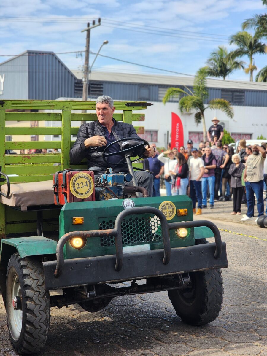 Quase 300 tratores participam do tradicional desfile de máquinas agrícolas em Nova Veneza 99 Quase 300 tratores participam do tradicional desfile de máquinas agrícolas em Nova Veneza