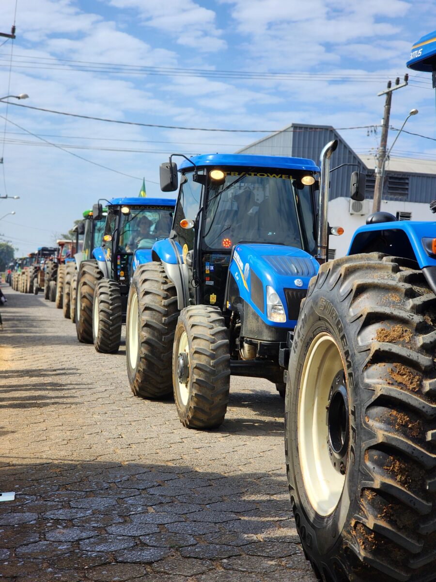 Quase 300 tratores participam do tradicional desfile de máquinas agrícolas em Nova Veneza 100 Quase 300 tratores participam do tradicional desfile de máquinas agrícolas em Nova Veneza