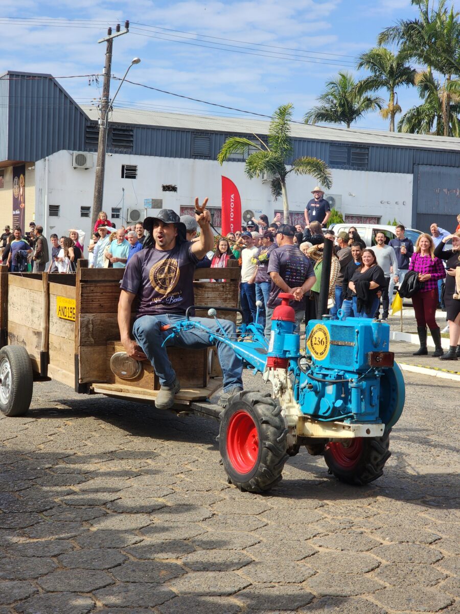 Quase 300 tratores participam do tradicional desfile de máquinas agrícolas em Nova Veneza 102 Quase 300 tratores participam do tradicional desfile de máquinas agrícolas em Nova Veneza