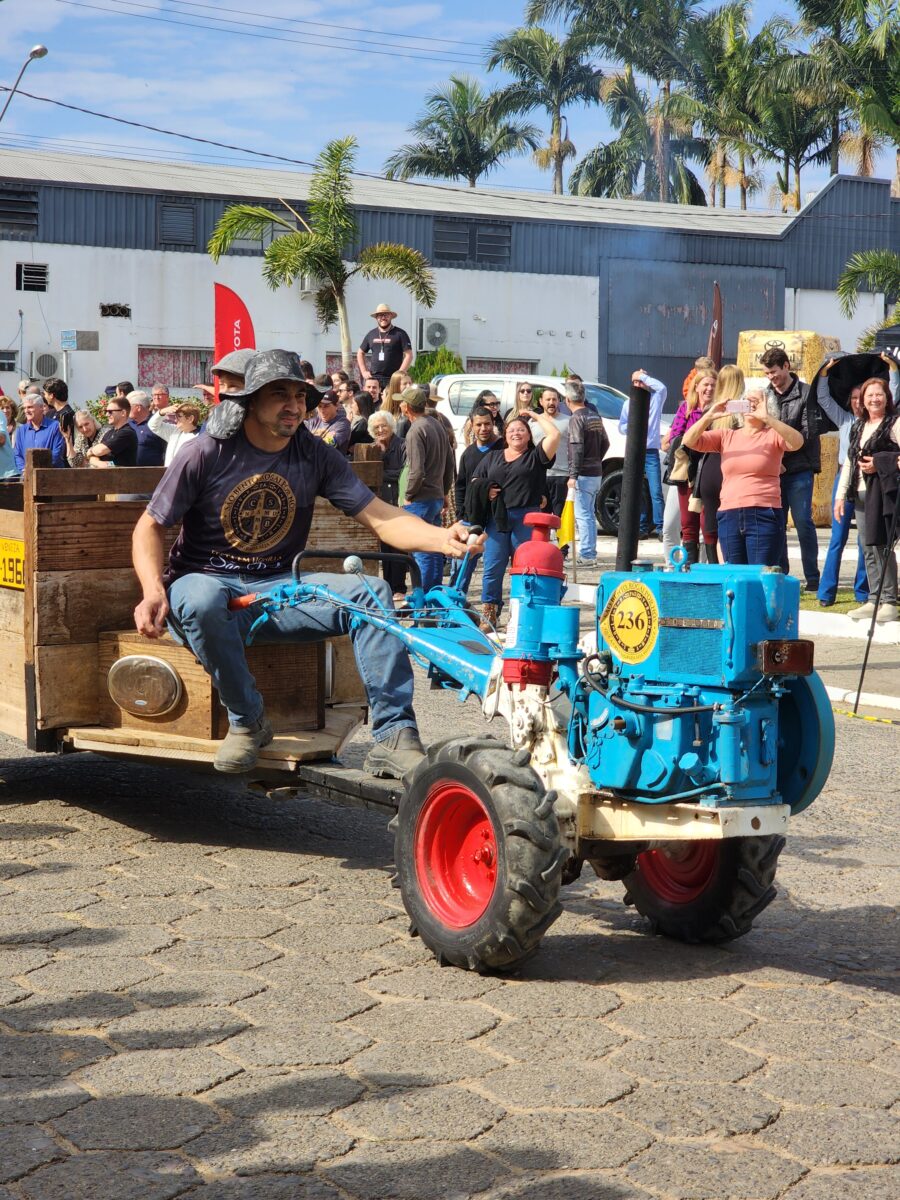 Quase 300 tratores participam do tradicional desfile de máquinas agrícolas em Nova Veneza 103 Quase 300 tratores participam do tradicional desfile de máquinas agrícolas em Nova Veneza