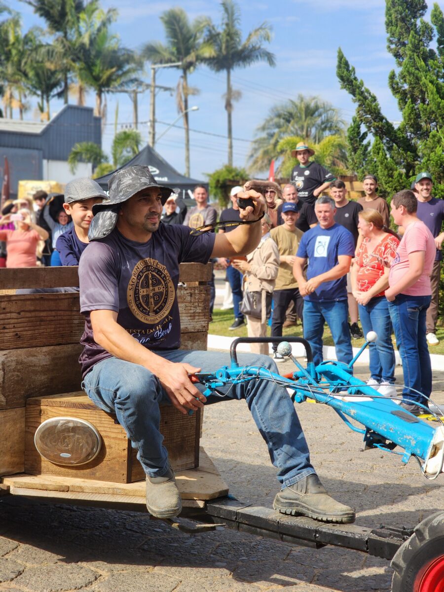 Quase 300 tratores participam do tradicional desfile de máquinas agrícolas em Nova Veneza 104 Quase 300 tratores participam do tradicional desfile de máquinas agrícolas em Nova Veneza