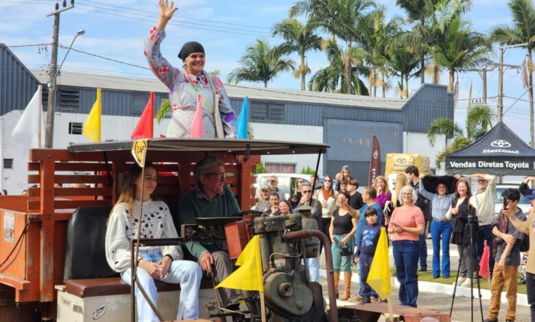 Quase 300 tratores participam do tradicional desfile de máquinas agrícolas em Nova Veneza