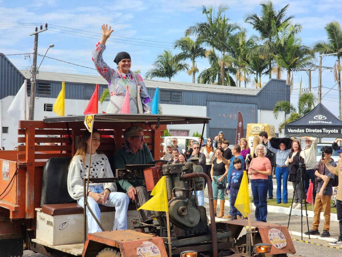 Quase 300 tratores participam do tradicional desfile de máquinas agrícolas em Nova Veneza 1 Quase 300 tratores participam do tradicional desfile de máquinas agrícolas em Nova Veneza