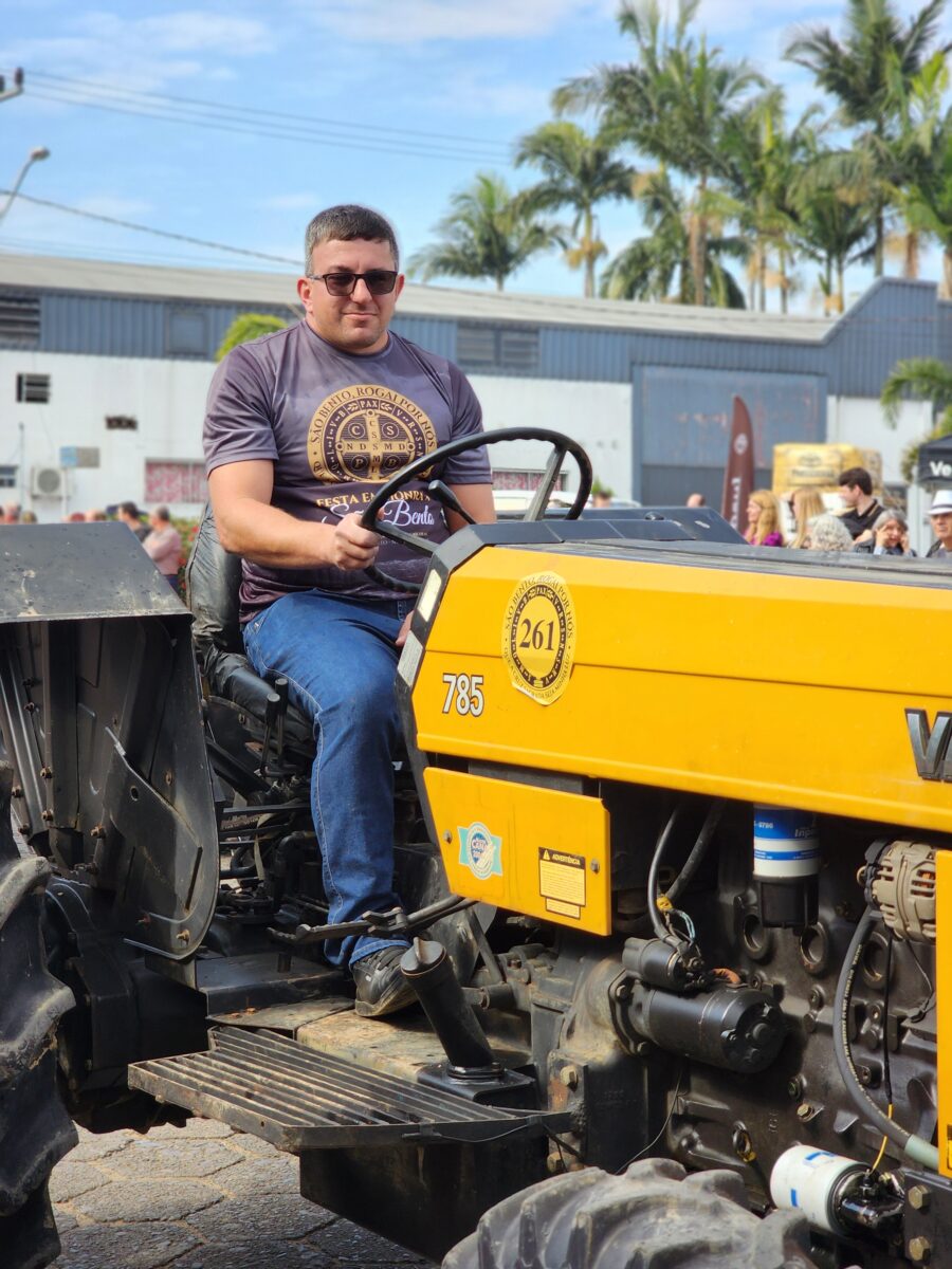Quase 300 tratores participam do tradicional desfile de máquinas agrícolas em Nova Veneza 117 Quase 300 tratores participam do tradicional desfile de máquinas agrícolas em Nova Veneza
