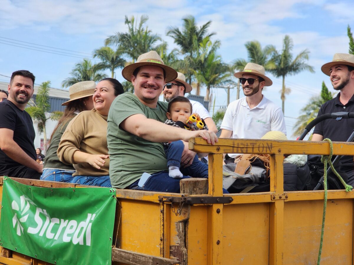 Quase 300 tratores participam do tradicional desfile de máquinas agrícolas em Nova Veneza 128 Quase 300 tratores participam do tradicional desfile de máquinas agrícolas em Nova Veneza