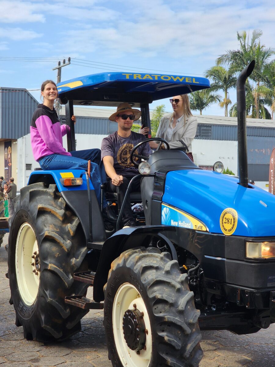 Quase 300 tratores participam do tradicional desfile de máquinas agrícolas em Nova Veneza 129 Quase 300 tratores participam do tradicional desfile de máquinas agrícolas em Nova Veneza