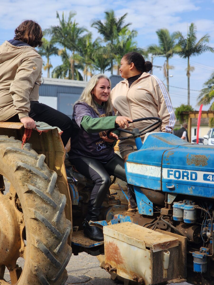 Quase 300 tratores participam do tradicional desfile de máquinas agrícolas em Nova Veneza 130 Quase 300 tratores participam do tradicional desfile de máquinas agrícolas em Nova Veneza
