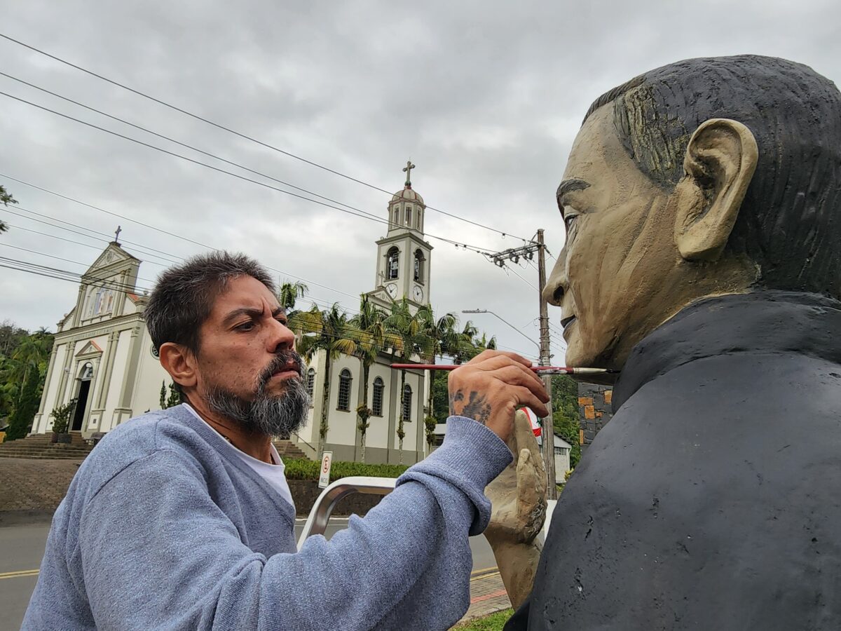 Nova Veneza revive o legado do Cônego Amílcar com restauração da estátua 1 Nova Veneza revive o legado do Cônego Amílcar com restauração da estátua