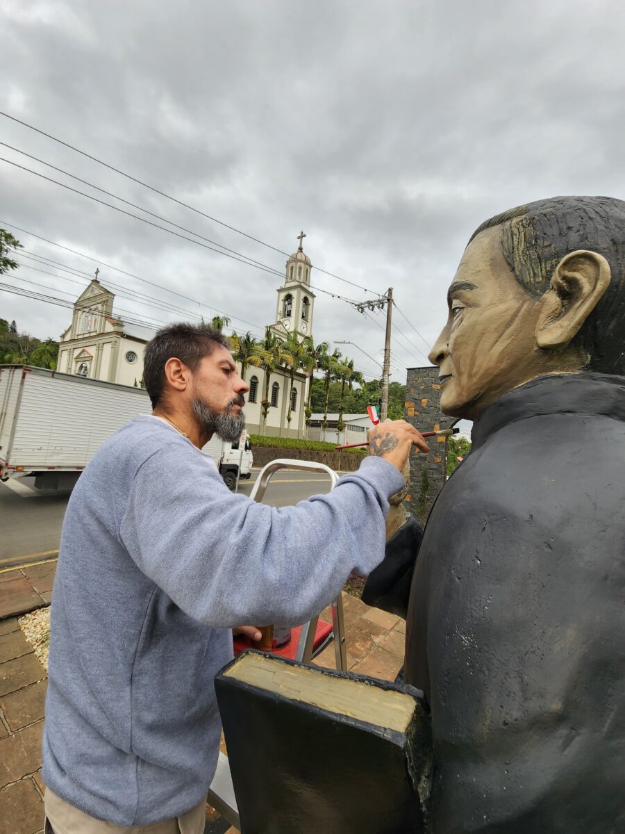 Nova Veneza revive o legado do Cônego Amílcar com restauração da estátua 2 Nova Veneza revive o legado do Cônego Amílcar com restauração da estátua