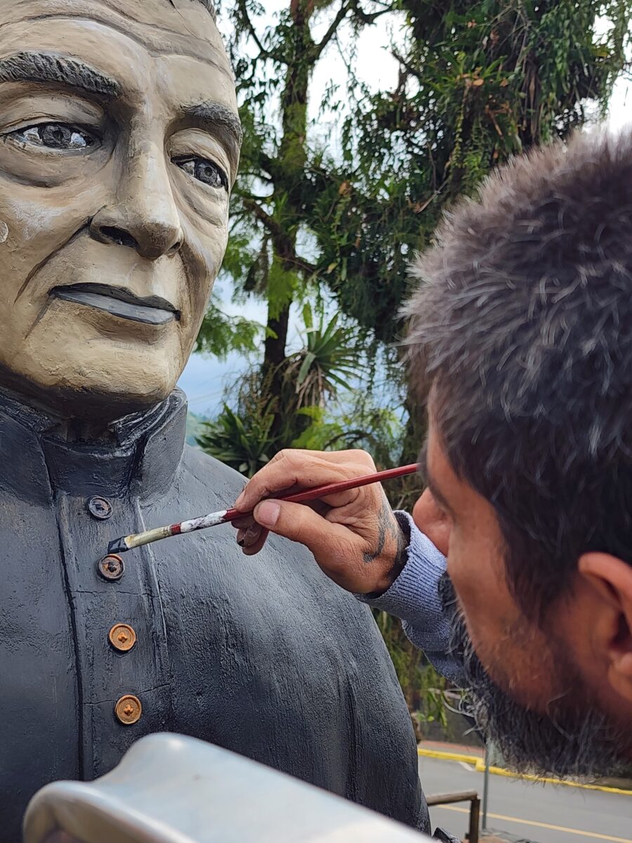 Nova Veneza revive o legado do Cônego Amílcar com restauração da estátua 3 Nova Veneza revive o legado do Cônego Amílcar com restauração da estátua