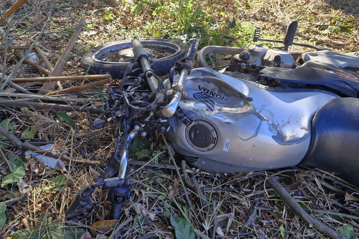 Jovem de 22 anos sofre grave acidente entre moto e caminhão na SC-443, em Nova Veneza