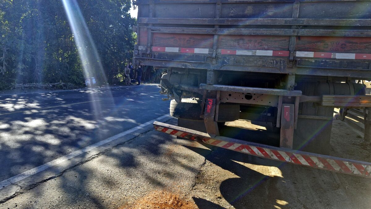 Jovem de 22 anos sofre grave acidente entre moto e caminhão na SC-443, em Nova Veneza