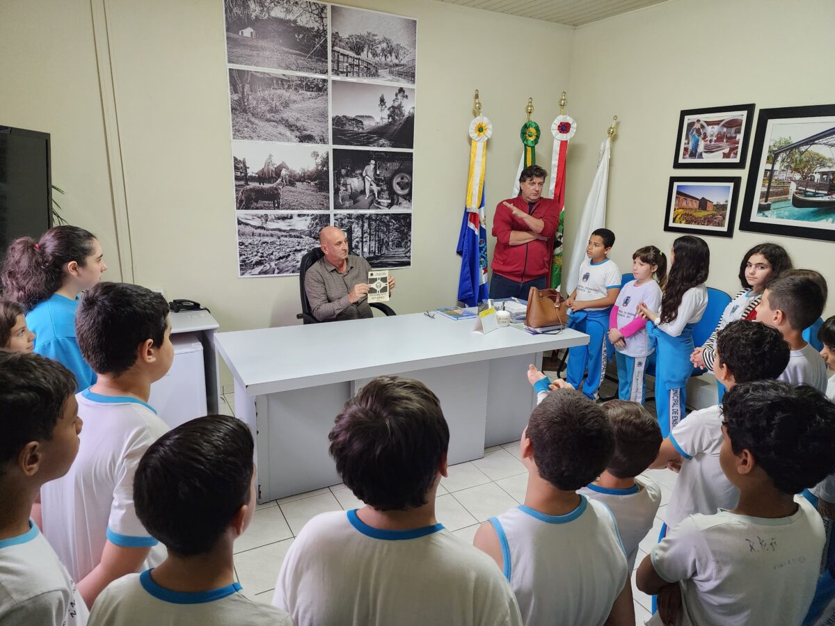 Alunos da Escola Bairro Bortolotto visitam a Câmara e vivenciam o funcionamento do Legislativo 4 Alunos da Escola Bairro Bortolotto visitam a Câmara e vivenciam o funcionamento do Legislativo