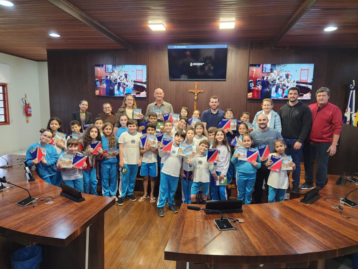 Alunos da Escola Bairro Bortolotto visitam a Câmara e vivenciam o funcionamento do Legislativo 5 Alunos da Escola Bairro Bortolotto visitam a Câmara e vivenciam o funcionamento do Legislativo